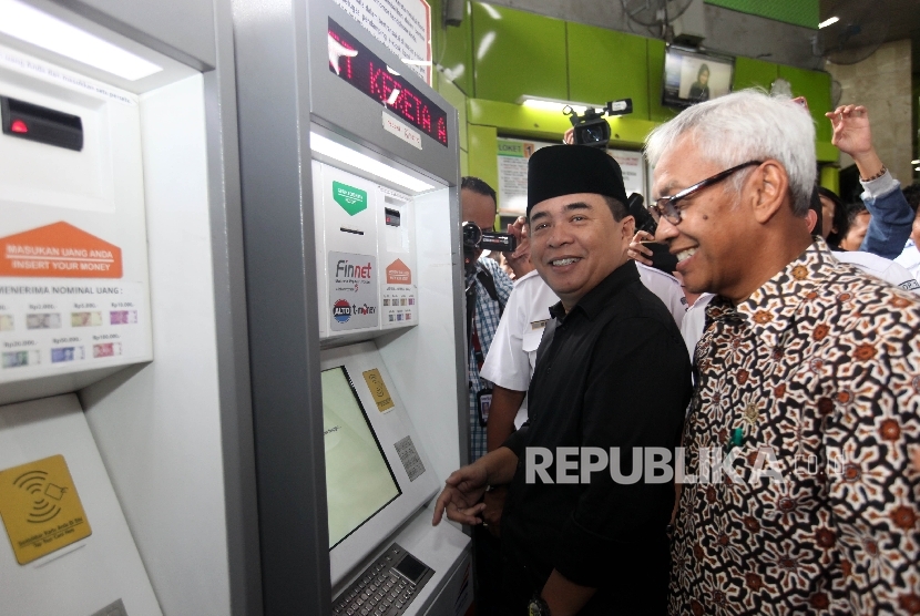 Ketua DPR RI Ade Komarudin (kiri) bersama Wakil DPR RI Agus Hermanto (kanan) saat melakukan sidak de Stasiun Gambir, Jakarta, Rabu (15/6).  (Republika/Rakhmawaty La'lang)