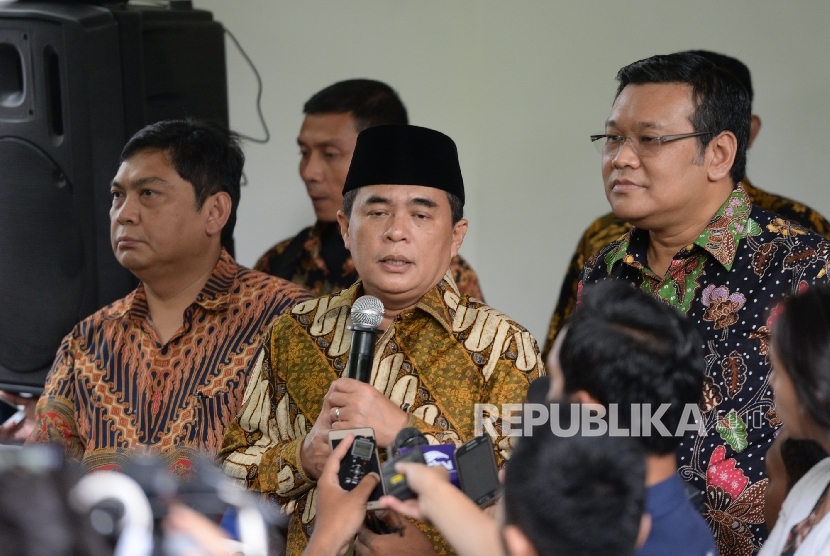 Ketua DPR RI Ade Komarudin (tengah) 