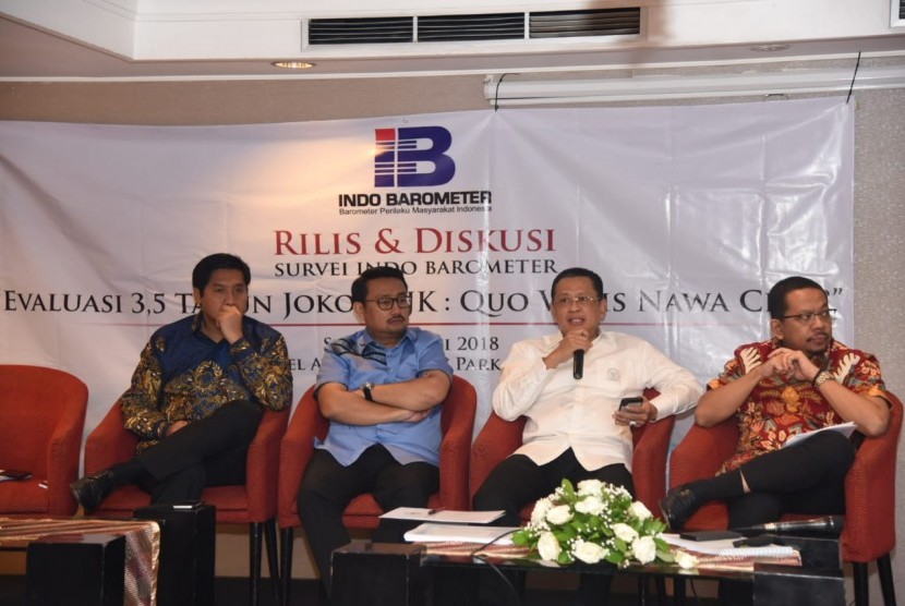 Ketua DPR RI Bambang Soesatyo (ketiga dari kiri) dalam diskusi Survei Indo Barometer Evaluasi 3,5 Tahun Jokowi-JK: Quo Vadis Nawacita di Jakarta, Selasa (22/5).