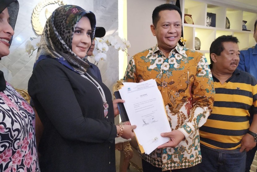 Ketua DPR RI Bambang Soesatyo menerima kedatangan beberapa pimpinan DPD Partai Golkar tingkat II se-Jawa Tengah di Kompleks Parlemen Senayan, Jakarta, Rabu (3/7). 