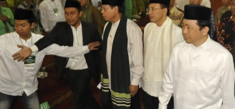 Ketua DPR-RI Marzuki Ali (paling kanan), Menteri Agama Suryadharma Ali dan Ketua Pengurus Wilayah Nahdadlatul Ulama (PWNU) DKI, Djan Faridz, saat mengikuti acara Halal Bihalal PWNU DKI di Masjid Istiqlal, Jakarta Pusat, Ahad (18/9). 