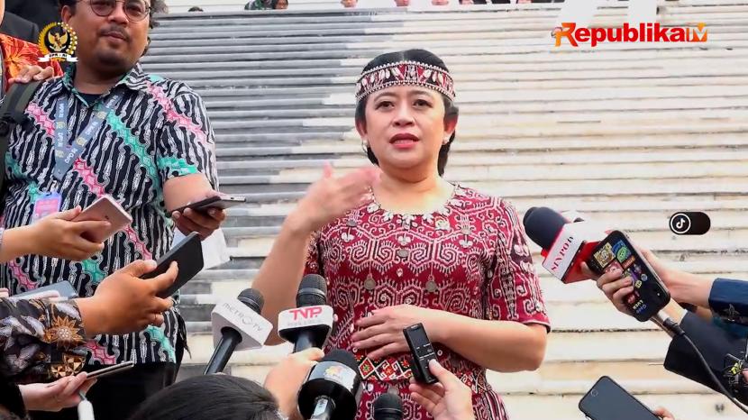 Ketua DPR RI mengenakan pakaian adat Sintang.