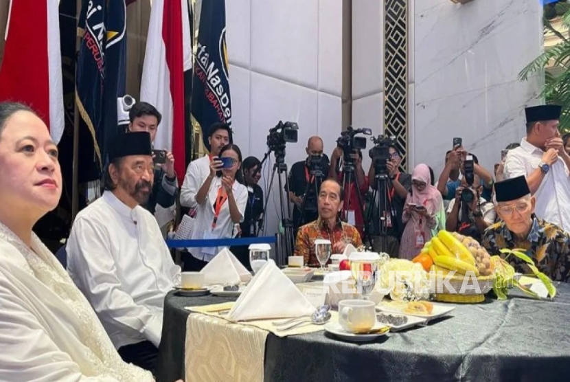 Ketua DPR RI Puan Maharani, Ketua Umum Nasdem Surya Paloh, dan Presiden ke-7 RI Joko Widodo saat buka puasa bersama di Ballroom Nasdem Tower, Jakarta Pusat, Jumat (21/3/2025). 