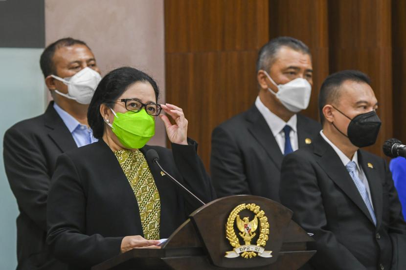 Ketua DPR RI Puan Maharani (tengah) bersama Wakil Ketua DPR RI Rachmat Gobel (kiri), Aziz Syamsuddin (ketiga kiri), Sufmi Dasco Ahmad (kelima kanan), Muhaimin Iskandar (ketiga kanan) serta ketua fraksi-fraksi memberikan keterangan pers usai Rapat Paripurna peringatan HUT ke-76 di Kompleks Parlemen, Senayan, Jakarta, Selasa (31/8/2021). Dalam keterangan persnya DPR RI menegaskan komitmen untuk terus berbenah diri serta memastikan DPR RI tak akan berhenti melakukan perbaikan untuk meningkatkan kerja-kerja legislasi.