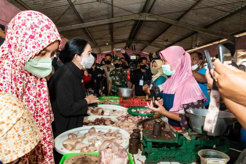 Ketua DPR RI Puan Maharani melakukan blusukan ke Pasar Jungke, Kecamatan Karanganyar, Jawa Tengah.