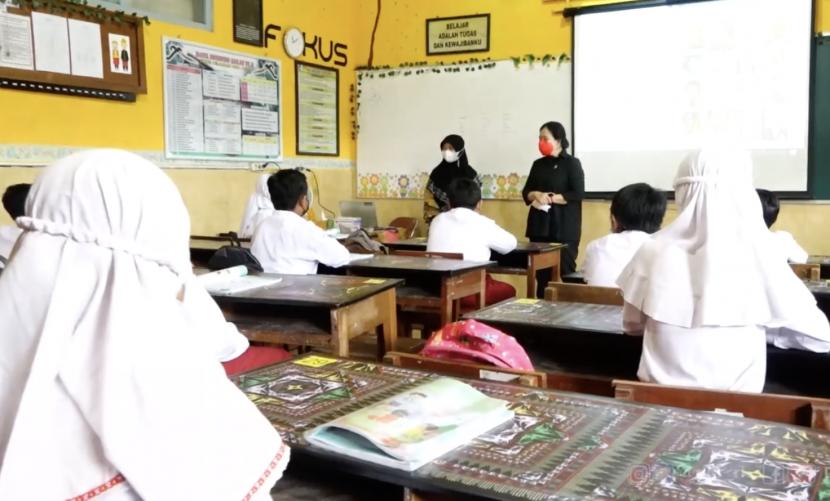 Ketua DPR RI Puan Maharani memantau pembelajaran tatap muka (PTM) di SDN 1 Godean, Sleman. Puan juga berinteraksi dengan para murid dan memberikan dukungan kegiatan belajar para murid serta kegiatan sekolahnya.