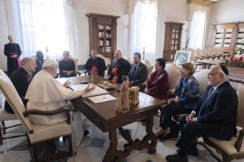 Ketua DPR RI Puan Maharani membahas terkait toleransi dan perdamaian dunia, saat bertemu pemimpin Gereja Katolik Paus Fransiskus di Vatikan, Roma, Senin (18/12/2023).