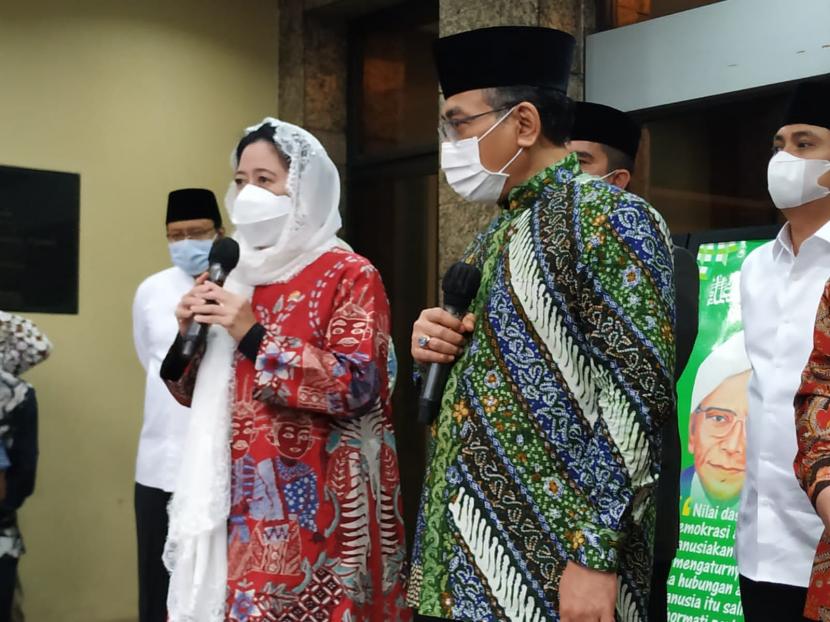 Ketua DPR RI Puan Maharani menggelar konferensi pers usai bertemu Ketua Umum PBNU Yahya Cholil Staquf di Kantor PBNU, Jakarta, Selasa (15/3). 