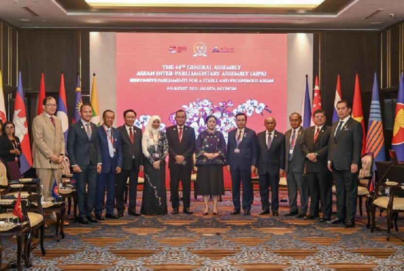 Ketua DPR RI Puan Maharani saat foto bersama dengan 9 Ketua Delegasi Parlemen Anggota AIPA, 1 Sekretaris Jenderal AIPA dan 1 Sekretaris Jenderal ASEAN di Jakarta, Senin (7/8/2023).