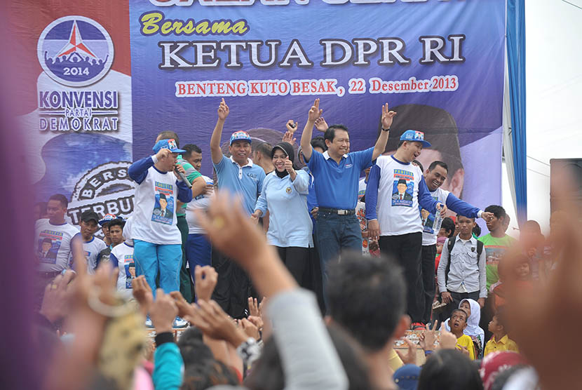 Ketua DPR RI sekaligus peserta konvensi Demokrat Marzuki Alie menyapa pendukungnya pada Gerak Jalan bersama Ketua DPR RI