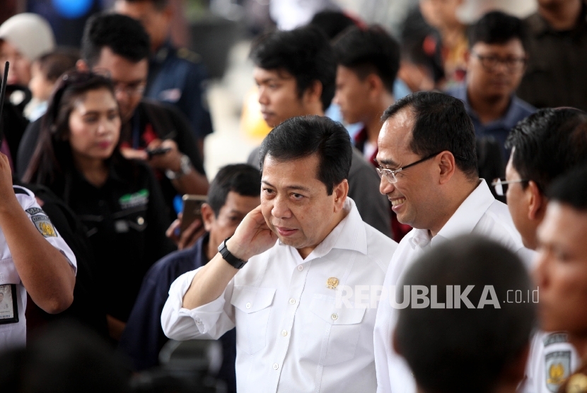 Ketua DPR RI Setya Novanto berbincang bersama Menteri Perhubungan Budi Karyasaat melakukan sidak di Stasiun Pasar Senen, Jakarta, Kamis (22/6).