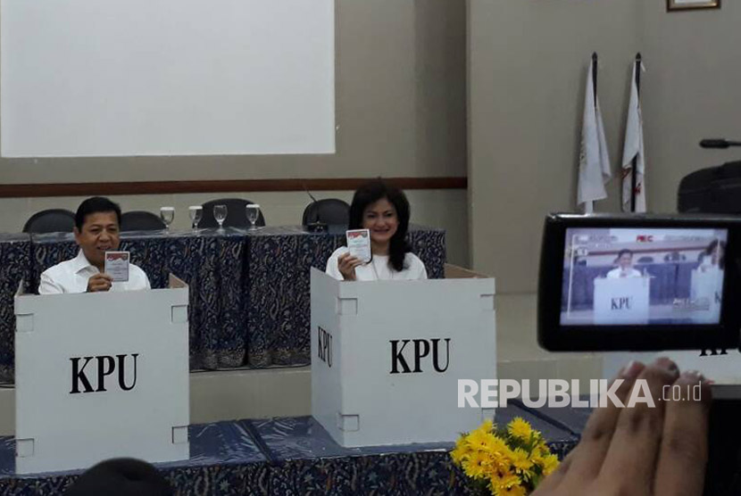 Ketua DPR RI  Setya Novanto bersama sang istri Deisti Astriani menggunakan hak pilihnya di TPS 4, Melawai, Kebayoran Baru, Jakarta Selatan Rabu (19/4).