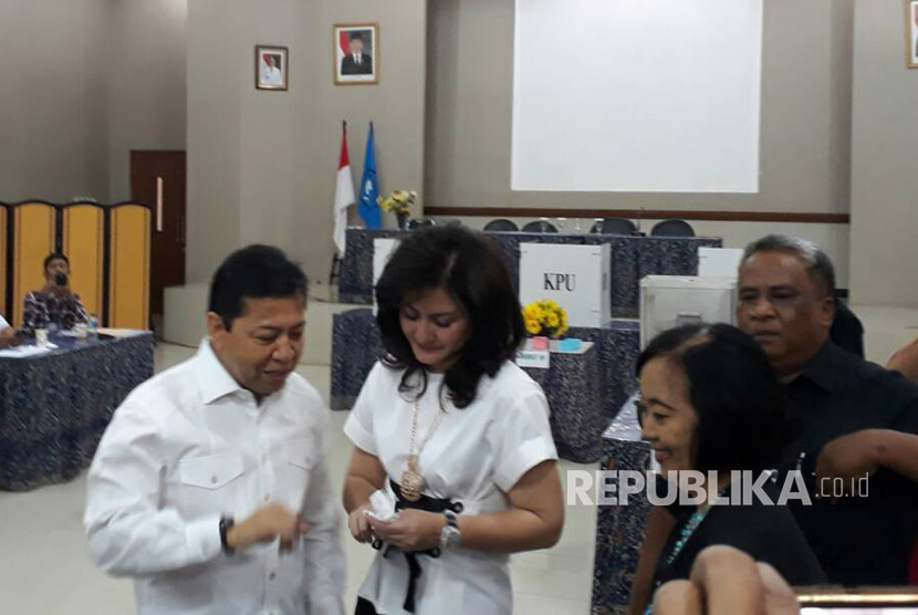 Ketua DPR RI  Setya Novanto bersama sang istri Deisti Astriani