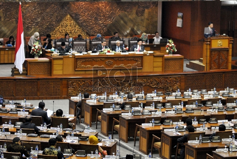   Ketua DPR RI Setya Novanto (kanan) menyampaikan pidato saat sidang paripurna pembukaan masa sidang II tahun 2015-2016 di Kompleks Parlemen, Jakarta, Senin (16/11). (Republika/Rakhmawaty La'lang)