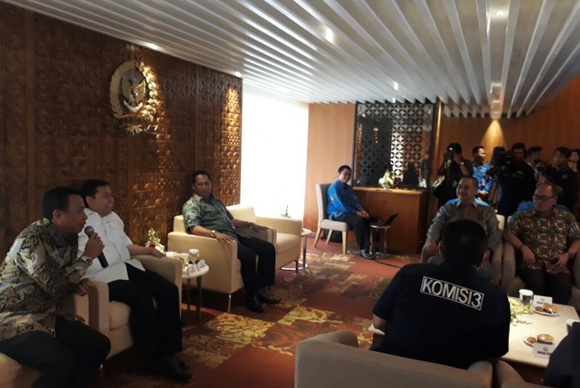 Ketua DPR RI Setya Novanto (kedua dari kiri) bersama Kepala BNN Komjen Pol Budi Waseso dan sejunlah5 anggota DPR RI dalam acara Coffe Morning Solusi Nasional dengan tema 