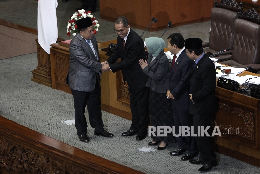 Ketua DPR RI Setya Novanto (kedua kanan),di dampingi Taufik Kurniawan (kanan) dan Fahri Hamzah (kiri), berfoto bersama Deputi Gubernur Bank Indonesia (BI) terpilih Rosmayahadi (tengah) dan Sugeng (kedua kiri) disela Rapat Paripurna di Kompleks Parlemen 