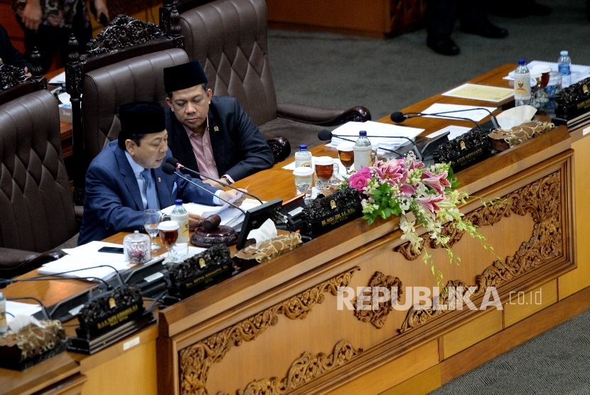 Ketua DPR RI Setya Novanto (kiri) bersama Wakil Ketua DPR RI Fahri Hamzah memimpin Rapat Paripurna ke-32 masa persidangan V tahun sidang 2016-2017 di Kompleks Parlemen Senayan, Jakarta, Kamis (20/7).