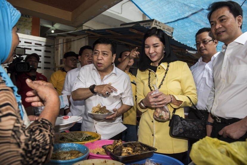 Ketua DPR RI, Setya Novanto (kiri), sidak ke pasar Pandansari di Balikpapan, Kalimantan Timur, Senin (22/5). 