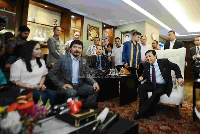   Ketua DPR RI, Setya Novanto saat menerima kunjungan petinju asal Filipina, Manny Pacquiao didampingi Wakil Ketua DPR RI Fadli Zon di Gedung DPR RI, Jakarta, Jumat (10/7).  (Republika/Rakhmawaty La'lang)