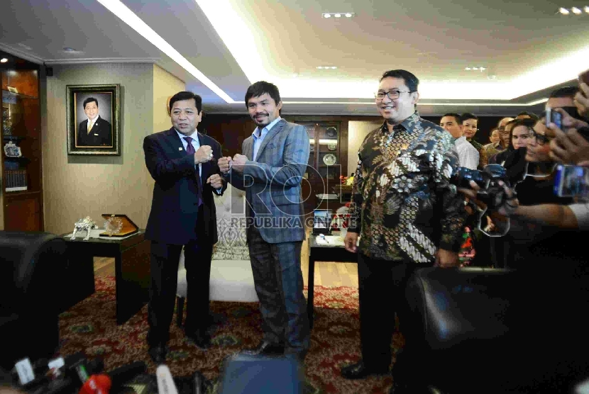   Ketua DPR RI, Setya Novanto saat menerima kunjungan petinju asal Filipina, Manny Pacquiao didampingi Wakil Ketua DPR RI Fadli Zon di Gedung DPR RI, Jakarta, Jumat (10/7).  (Republika/Rakhmawaty La'lang)