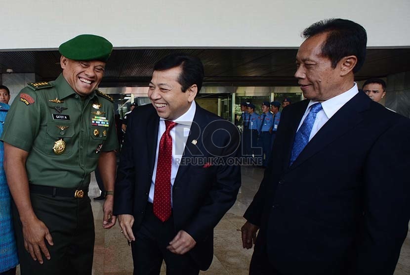 Ketua DPR RI Setya Novanto (tengah) bersama Letnan Jenderal TNI (Purn) Sutiyoso (kanan) dan Jenderal TNI Gatot Nurmantyo usai rapat paripurna DPR RI di Kompleks Parlemen Senayan, Jakarta, Jumat (3/7).  (Republika/Rakhmawaty La’lang)