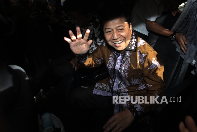Ketua DPR RI Setya Novanto usai memenuhi panggilan penyidik Komisi Pemberantasan Korupsi (KPK) di Jakarta, Selasa (13/12).