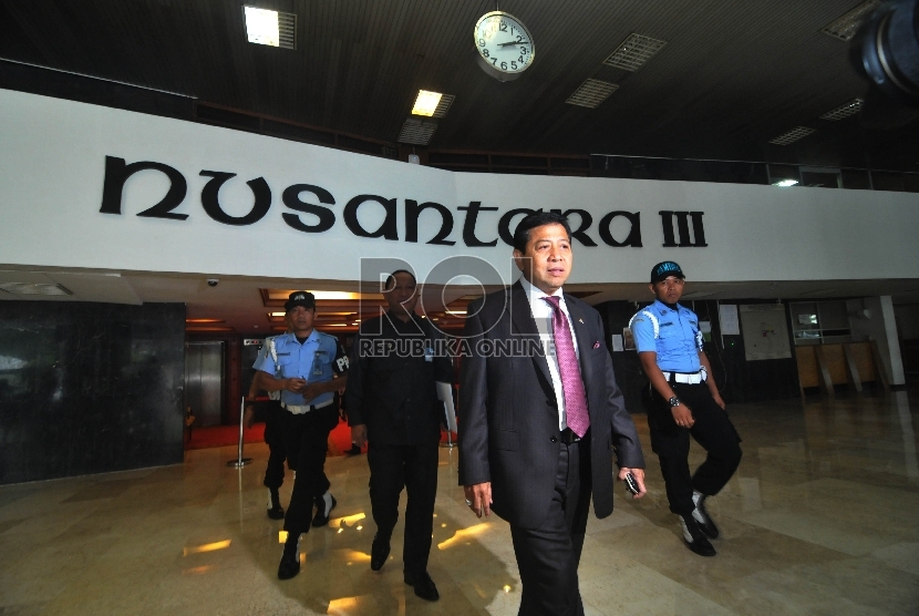 Ketua DPR Setya Novanto berjalan meninggalkan Gedung DPR, Senayan, Jakarta, Selasa (17/11).