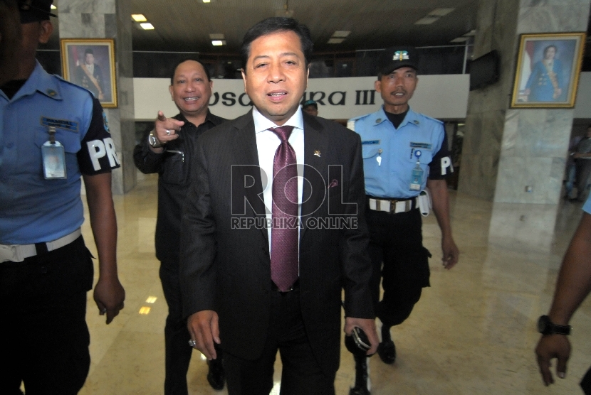 Ketua DPR Setya Novanto berjalan meninggalkan Gedung DPR, Senayan, Jakarta, Selasa (17/11).