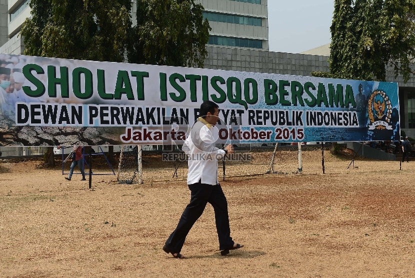   Pimpinan DPR mengikuti Shalat Istisqa yang digelar di Lapangan bola Kompleks Parlemen, Jakarta, Jumat (30/10).(Republika/Raisan Al Farisi)