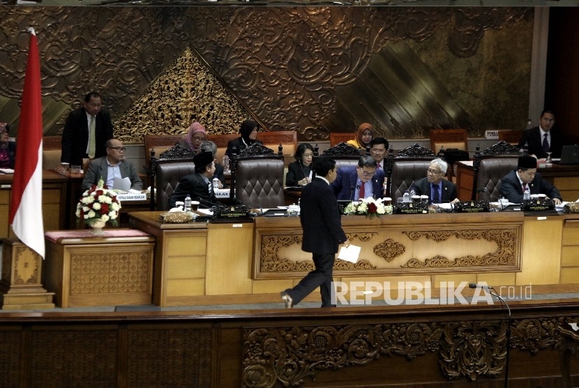 Ketua DPR Setya Novanto berjalan untuk menyampaikan pidatonya pada sidang paripurna ke-16 pembukaan masa sidang tahun 2016-2017 di Kompleks Parlemen , Senayan, Jakarta, Selasa (10/1).