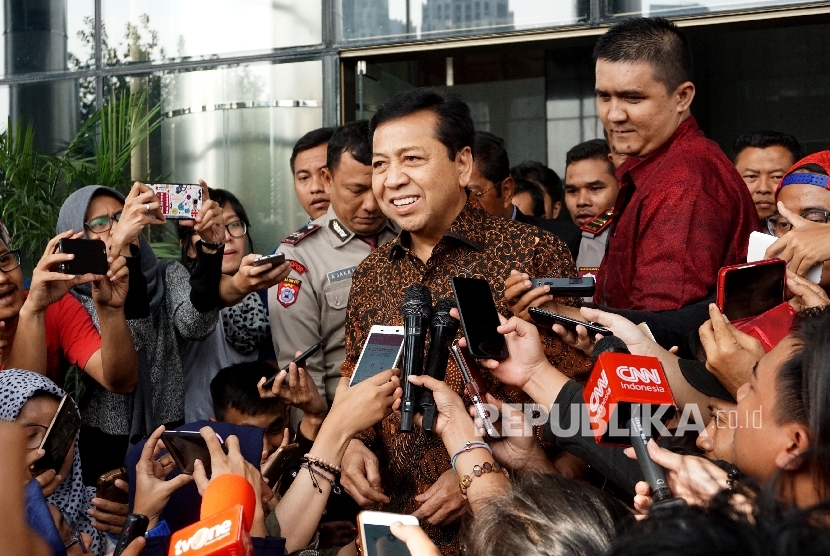 House speaker Setya Novanto speaks to the reporters after being examined in KPK office, Jakarta, Friday (July 14).