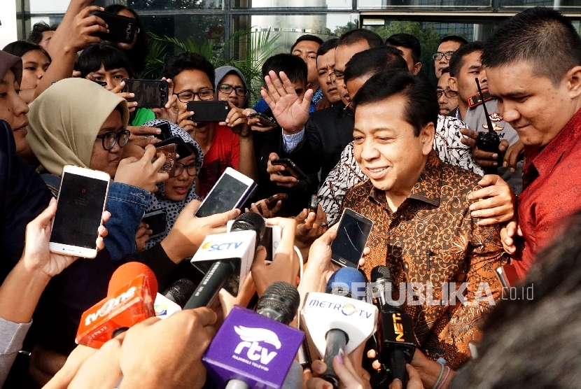 Ketua DPR Setya Novanto berjalan usai memenuhi panggilan KPK di gedung KPK, Jakarta, Jumat (14/7). 