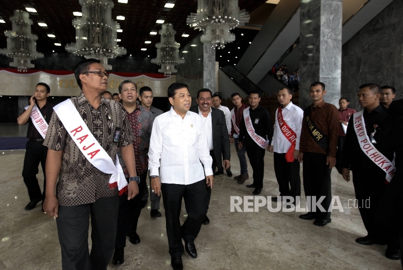 Ketua DPR Setya Novanto dan Wakil Ketua DPR Fahri Hamzah mengikuti gladi kotor menyambut dan pidato Raja Arab Saudi Salman bin Abdulaziz Al Saud di ruang Paripurna Gedung KK di Kompleks Parlemen, Senayan, Jakarta, Selasa (28/2).