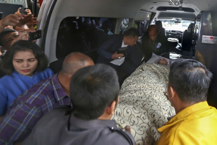 Ketua DPR Setya Novanto dibawa keluar dari mobil ambulance setibanya di RSCM Kencana, Jakarta Pusat, Jumat (17/11).