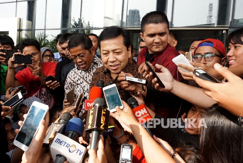 Ketua DPR Setya Novanto didampingi Sekjen Partai Golkar Idrus Marham berjalan usai memenuhi panggilan KPK di gedung KPK, Jakarta, Jumat (14/7).