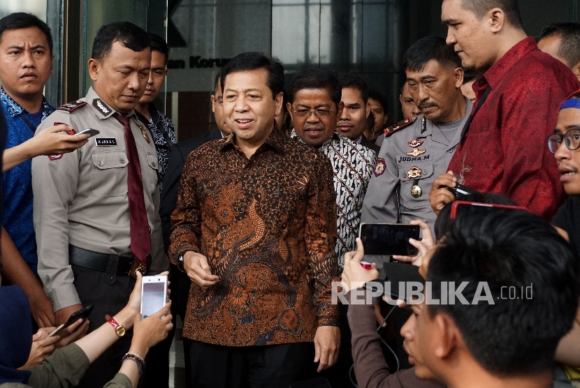 Ketua DPR Setya Novanto didampingi Sekjen Partai Golkar Idrus Marham berjalan usai memenuhi panggilan KPK di gedung KPK, Jakarta, Jumat (14/7). 