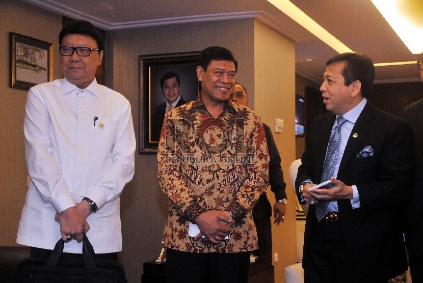 Ketua DPR, Setya Novanto (kanan) berbincang bersama Menko Polhukam, Tedjo Edhy Purdijatno (tengah) serta Mendagri, Tjahjo Kumolo (kiri) diruang pimpinan DPR, Gedung Nusantara III, Komplek Parlemen Senayan, Jakarta, Rabu (1/4).
