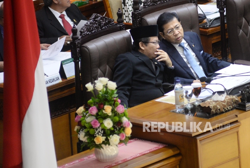 Ketua DPR Setya Novanto (kanan) berdiskusi dengan Wakil Ketua DPR Taufik Kurniawan saat memimpin Rapat Paripurna ke-33 di Kompleks Parlemen, Senayan, Jakarta, Kamis (27/7).