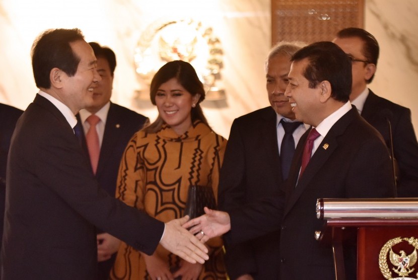 Ketua DPR Setya Novanto (kanan) berjabat tangan dengan Ketua Parlemen Republik Korea Selatan Chung Sye Kyun saat memberikan keterangan bersama seusai pertemuan di Kompleks Parlemen, Senayan, Jakarta, Kamis (12/1). 
