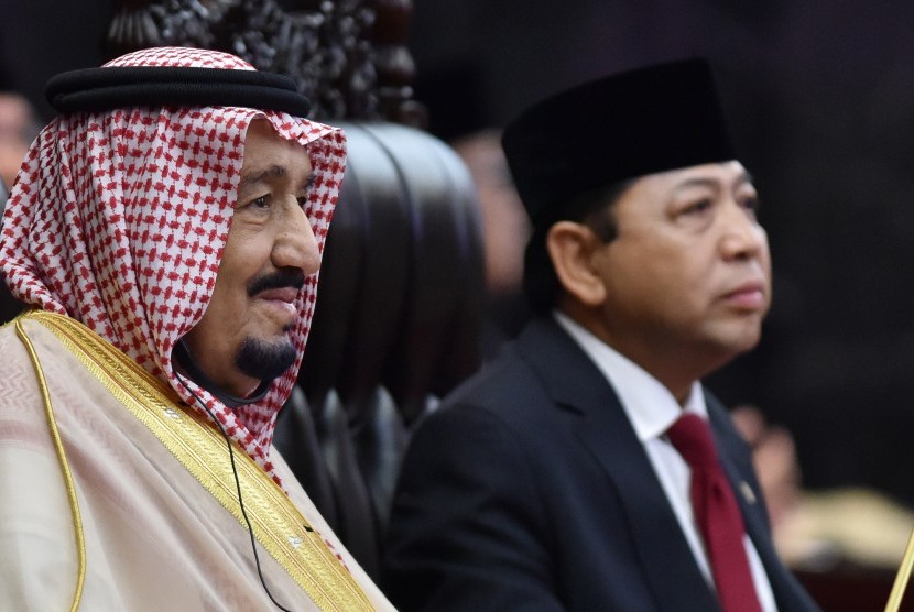 Ketua DPR Setya Novanto (kanan) bersama Raja Arab Saudi Salman bin Abdulaziz Al-Saud yang akan memberikan pidato kenegaraan di Ruang Rapat Paripurna I di Gedung Parlemen, Jakarta, Kamis (2/3). 