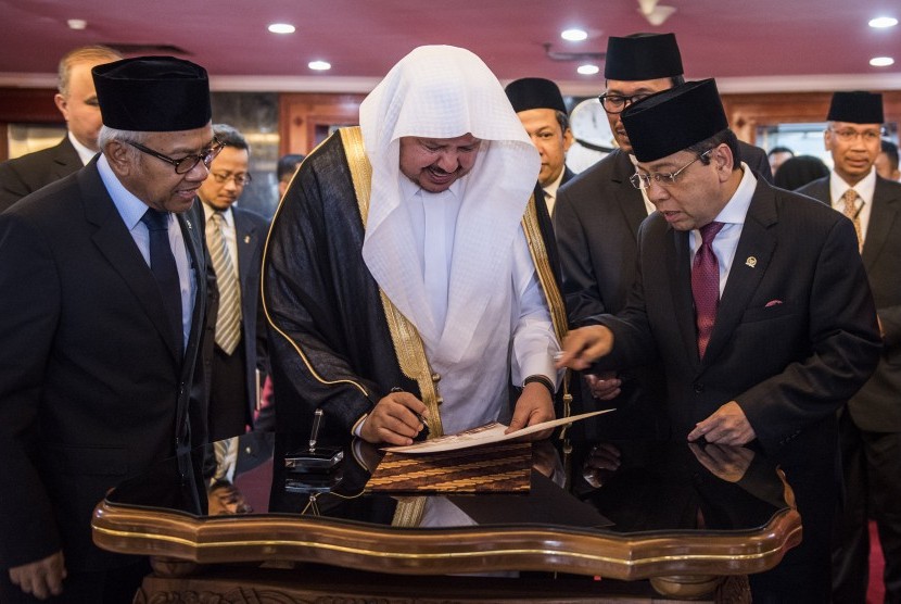 Ketua DPR Setya Novanto (kanan) bersama Wakil Ketua DPR Agus Hermanto (kiri) mendampingi Ketua Majelis Syuro Arab Saudi Syeikh Abdullah bin Muhammad bin Ibrahim Al-Syeikh (tengah) saat menerima kunjungan bilateral di Nusantara III Komplek Parlemen, Senayan