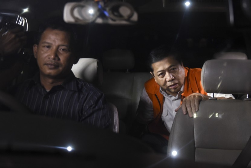 Ketua DPR Setya Novanto (kanan) memasuki mobil tahanan seusai menjalani pemeriksaan di gedung KPK, Jakarta, Kamis (23/11).