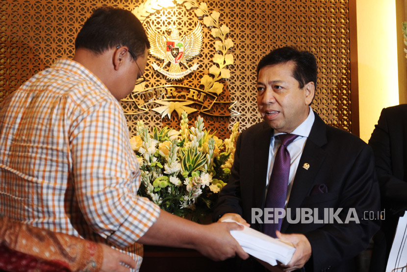 Ketua DPR Setya Novanto (kanan) menerima laporan Ketua Pansus RUU Pemilu Lukman Edy (kiri) di Kompleks Parlemen, Senayan, Jakarta, Senin (17/7).