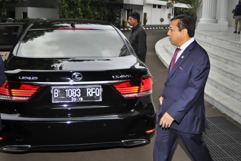 Ketua DPR Setya Novanto (kanan) menuju mobil seusai melakukan pertemuan tertutup dengan Wakil Presiden Jusuf Kalla di Kantor Wapres, Jakarta, Senin (16/11). 