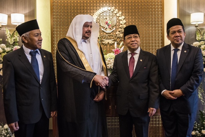 Ketua DPR Setya Novanto (kedua kanan) didampingi Wakil Ketua DPR Fahri Hamzah (kanan) dan Wakil Ketua DPR Agus Hermanto (kiri) berbincang dengan Ketua Majelis Syuro Arab Saudi Syeikh Abdullah bin Muhammad bin Ibrahim Al-Syeikh (kedua kiri) saat kunjungan b