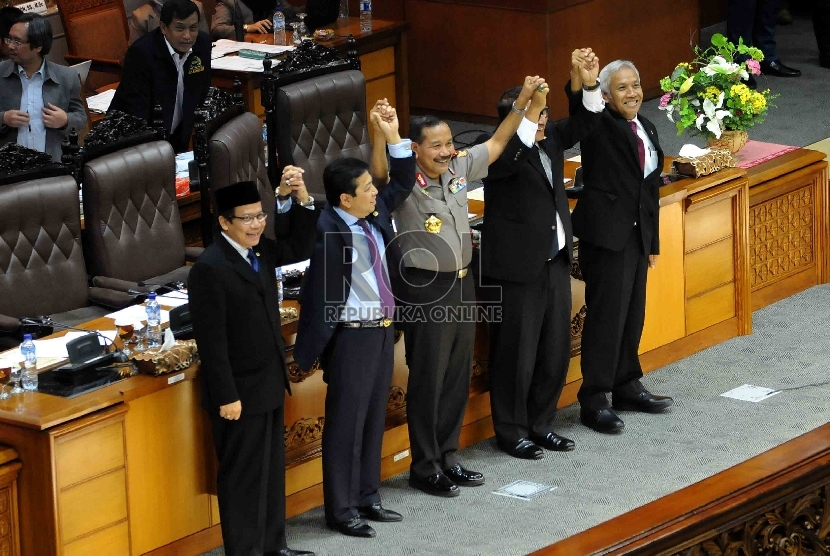 Ketua DPR Setya Novanto bersama calon Kepala Polri, Komisaris Jenderal Badrodin Haiti didampingi Fadli Zon, Agus Hermanto, Taufik Kurniawandi Gedung Nusantara II Kompleks Parlemen Senayan, Jakarta, Kamis (16/4). (Republika/Agung Supriyanto)