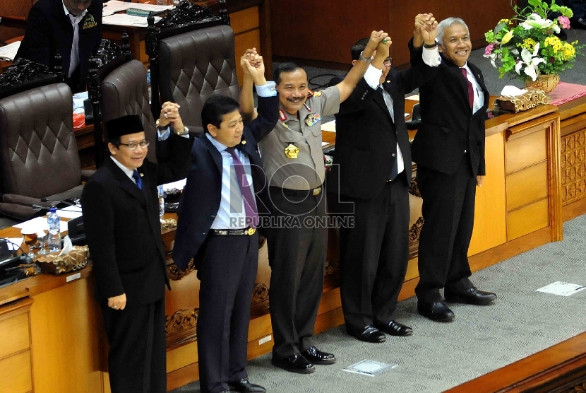 Ketua DPR Setya Novanto bersama calon Kepala Polri, Komisaris Jenderal Badrodin Haiti didampingi Fadli Zon, Agus Hermanto, Taufik Kurniawandi Gedung Nusantara II Kompleks Parlemen Senayan, Jakarta, Kamis (16/4). (Republika/Agung Supriyanto)