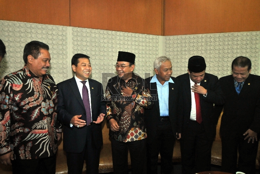 Ketua DPR Setya Novanto ( kiri) bersama Ketua BPK Harry Azhar Azis (kanan) di Gedung Parlemen, Senayan, Jakarta, Senin (5/10).  (Republika/Rakhmawaty La’lang)