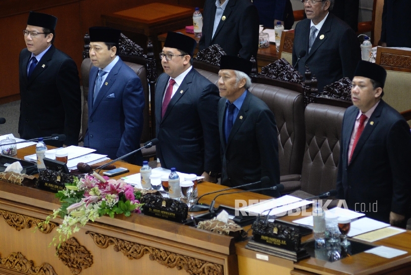 Ketua DPR Setya Novanto (kedua kiri), bersama pimpinan DPR mengikuti rapat paripurna pengambilan keputusan RUU Pemilu di kompleks parlemen, Jakarta, Kamis (20/7). 