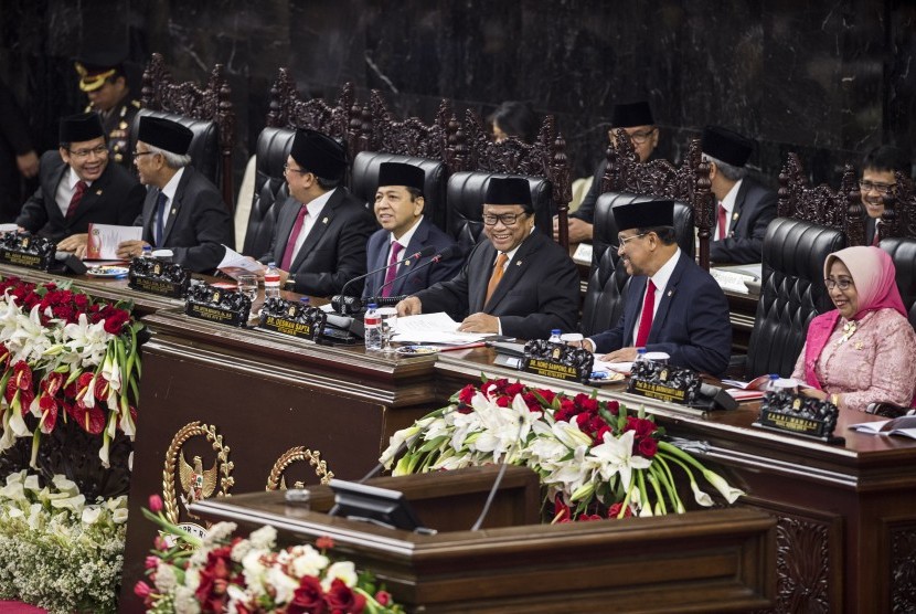 Ketua DPR Setya Novanto (keempat kiri) didampingi pimpinan DPR dan Ketua DPD Oesman Sapta Odang (ketiga kanan) serta pimpinan DPD memimpin Sidang Bersama DPR dan DPD Tahun 2017 di Kompleks Parlemen, Senayan, Jakarta, Rabu (16/8). 